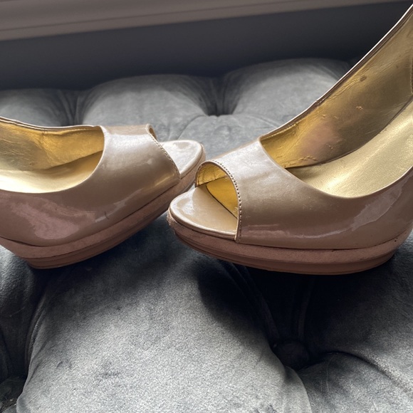 Nine West 7 1/2 Tan Faux Patent Leather Heels - Picture 12 of 14